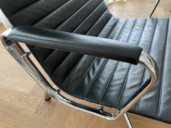 Image 1 of Vitra Eames EA124 Cuero/Cromo