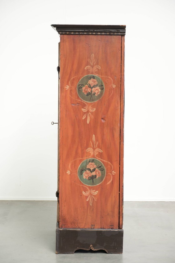 Einzigartiger antiker österreichischer handbemalter Brautschrank mit schöner Patina und funktionierendem (photo 5 of 13)