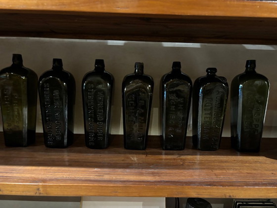 Image 1 of Kast te gebruiken tussen 2 ruimtes ! De kast heeft aan beide zijden plinten, kap, en panelen zoals aan de voorzijde 