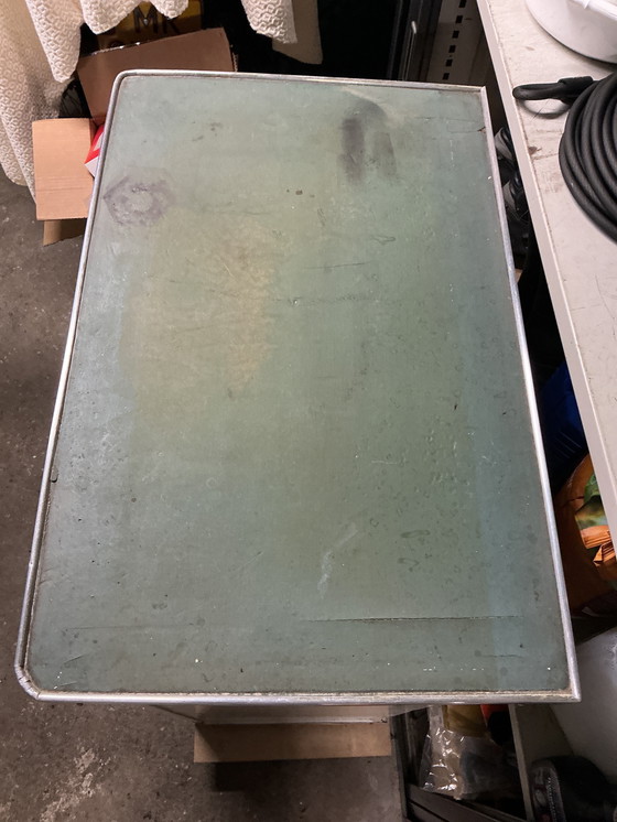 Image 1 of Armoire de médecin vintage sur roulettes avec tiroirs en bois.