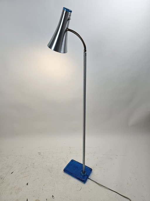 Lámpara de pie sueca, cromada con base de cristal azul. – vloerlampen, Glass, Metal (photo 2 of 9)