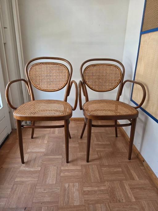 2 Originale Thonet 215 RF Bugholz-Armlehnstühle mit Wiener Geflecht