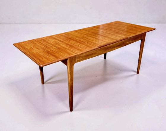 Image 1 of Een uitschuifbare teakhouten eettafel van Fonseca, vervaardigd door Younger Ltd, in mid-century modern stijl.