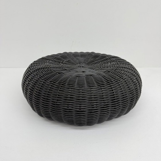 Pouf rotondo in plastica intrecciata, grigio scuro, Ikea, Poggiapiedi e pouf, Modern (foto 8 di 13)