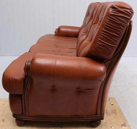 Image 1 of Divano a 3 posti in stile moderno di metà secolo in pelle color cognac e legno massello