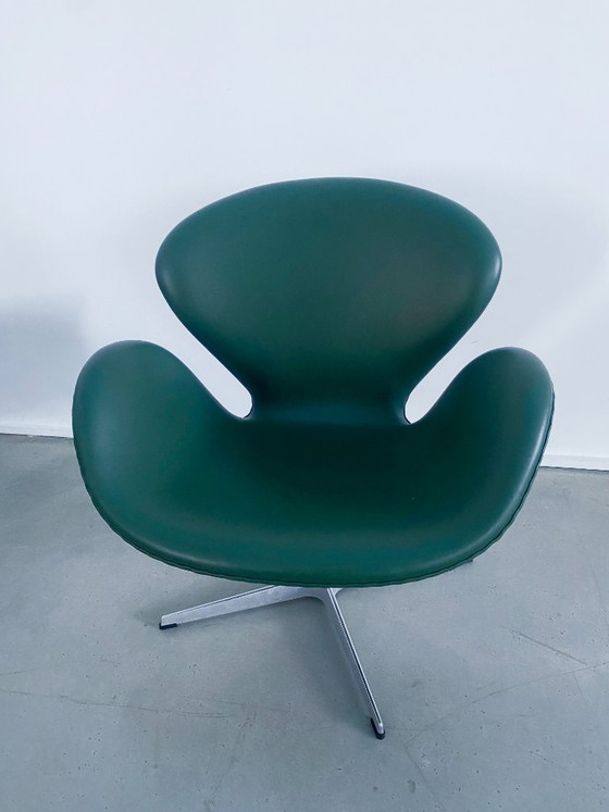Fritz Hansen Swan Chair, diseñado por Arne Jacobsen, cuero verde, Sillones, Metal, Mid Century Modern (foto 2 de 8)