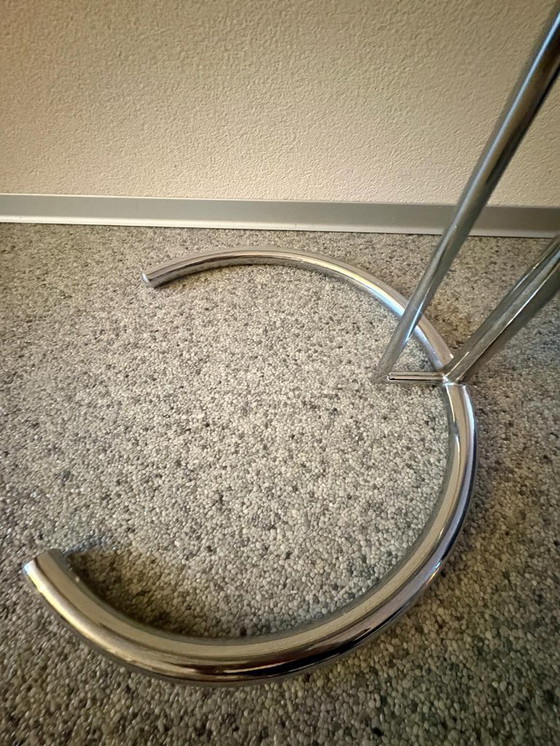 Image 1 of 2 tavolini laterali disegnati da Eileen Gray - altezza regolabile