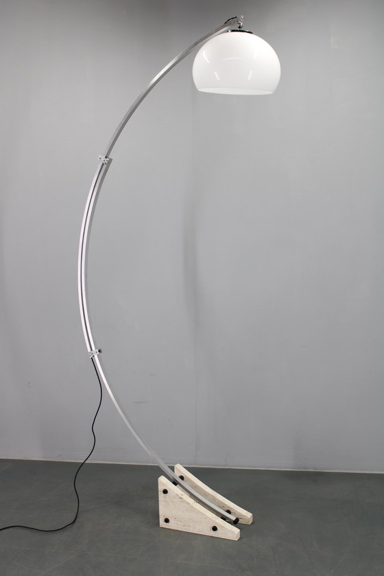 Image 1 of 1970er Harvey Guzzini Bogenförmige verstellbare Stehleuchte, Italien