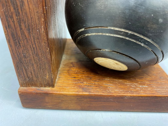 Image 1 of Vintage Lawn Bowl Boekensteunen – Houten Bookends met Zwarte Bowls – Sport Deco – Stoere Man Cave Decor – Uniek Cadeau