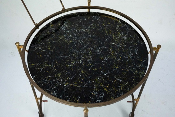 Image 1 of Carrito de bar redondo de mediados de siglo, de latón y cristal con efecto mármol. Italia, década de 1950.