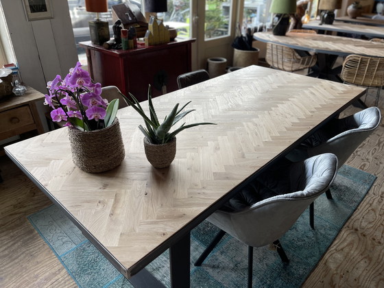 Image 1 of Eettafel visgraat eikenhout.   € 995,-