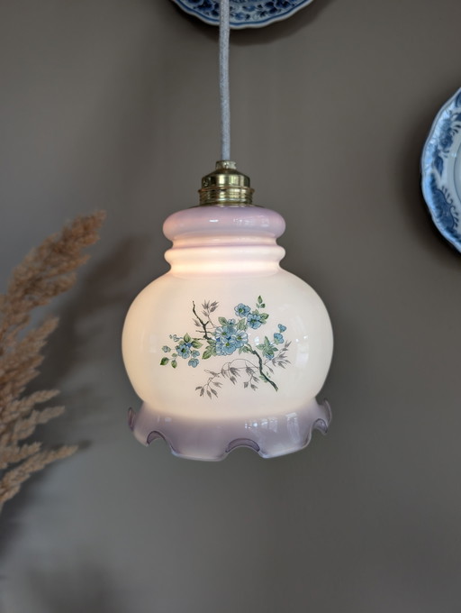 Lampada a sospensione in vetro opalino bianco e viola con motivo floreale