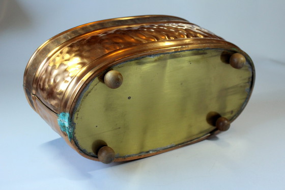 Image 1 of Belle jardinerie en cuivre avec fond en laiton sur pieds en bois - Vintage