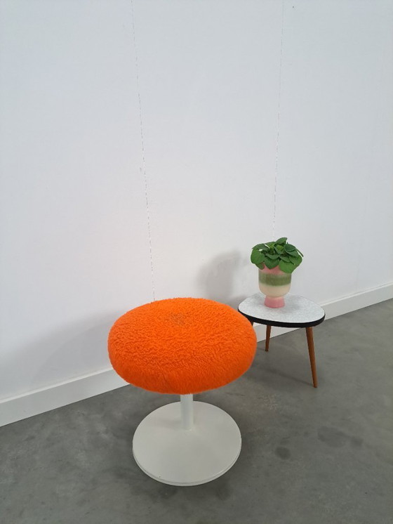 Image 1 of Sgabello in metallo bianco spaziale con soffice cuscino arancione