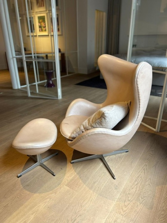 Image 1 of Fauteuil Egg de Fritz Hansen avec repose-pieds inclus