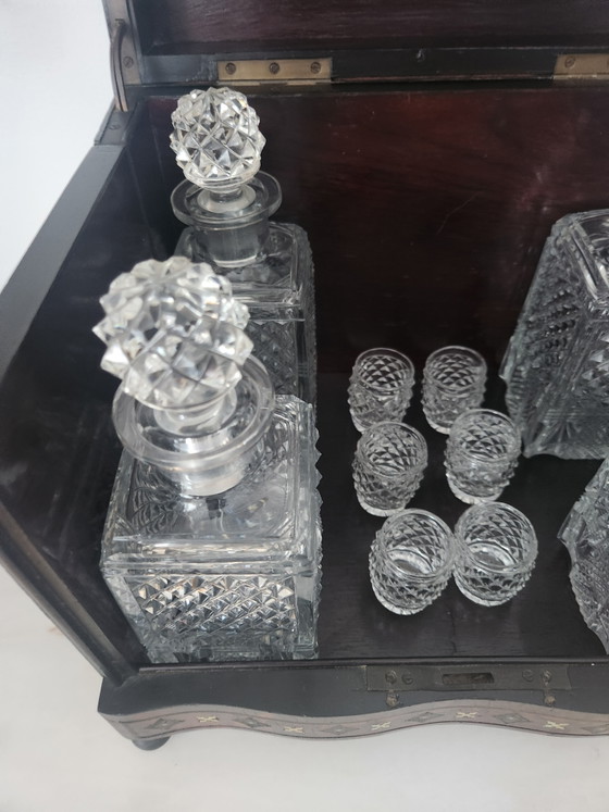 Image 1 of Preciosa caja de licores estilo Napoleón III con incrustaciones de nácar y latón.