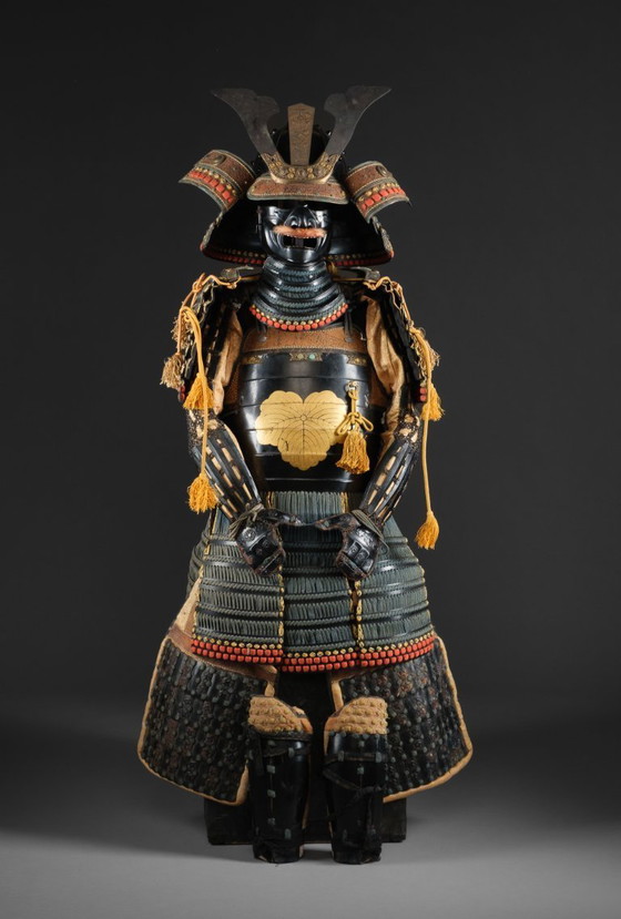 Image 1 of Samurai armour yoroi black lacquer with ivy leaf family crest