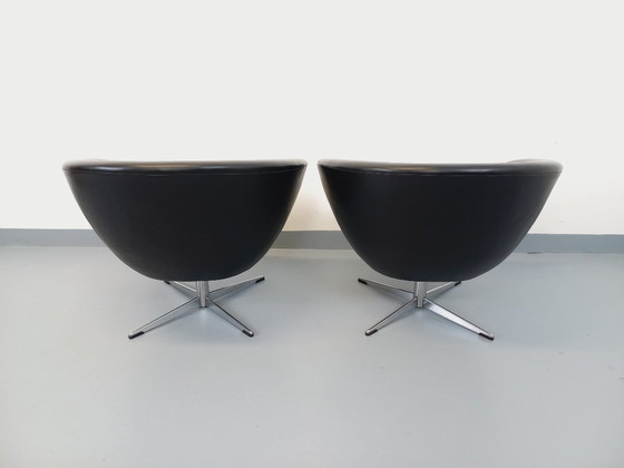 Image 1 of Een paar vintage Scandinavische draaibare fauteuils van imitatieleer en chroom uit de jaren 70.