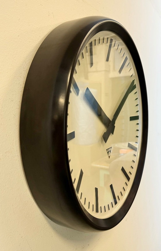 Image 1 of Grote industriële bakelieten fabriekswandklok van Pragotron, jaren 60