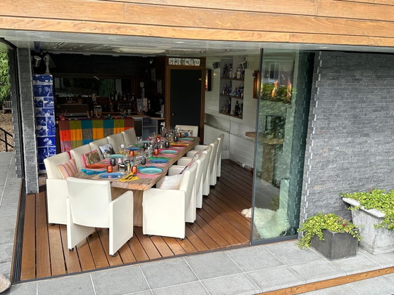 Image 1 of Bamboe tafel met 12 lederen stoelen