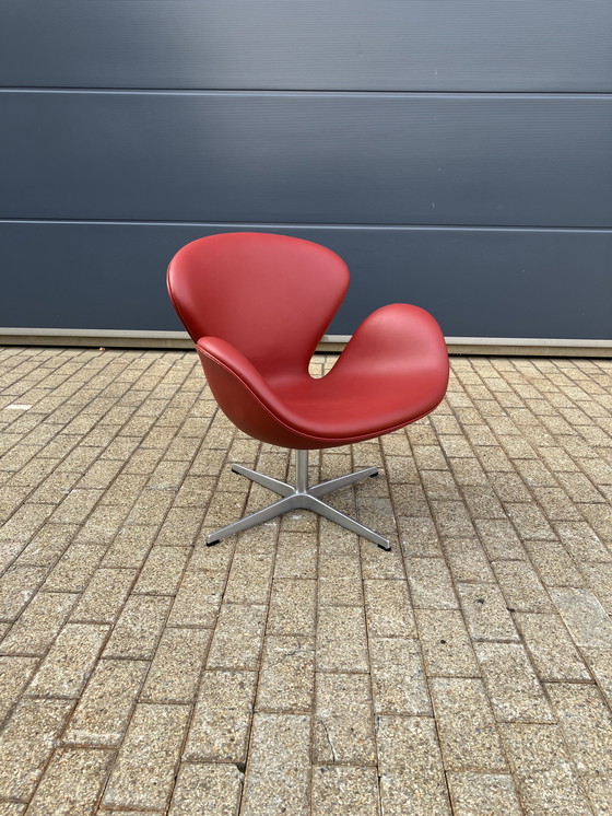 Image 1 of Silla Fritz Hansen Swan en cuero rojo indio, ¡¡¡NUEVA!!!