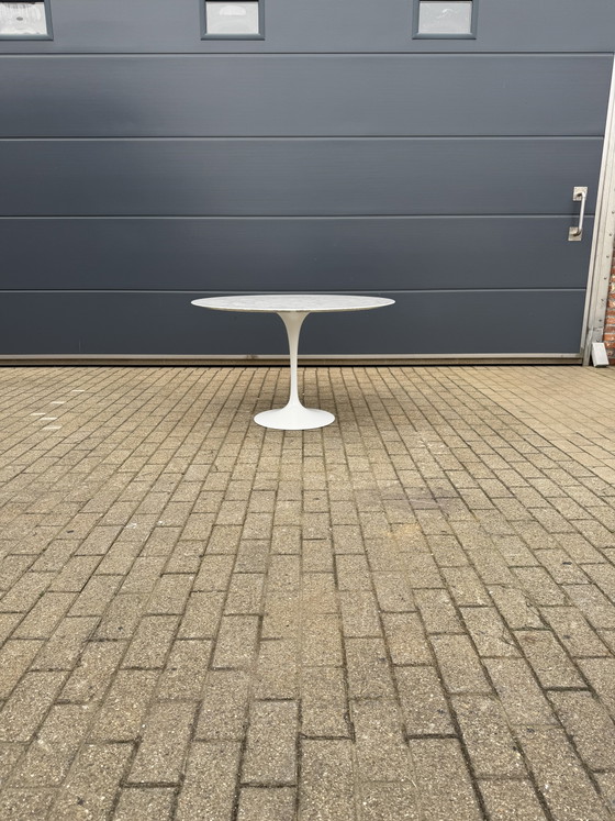 Image 1 of Originele ronde Knoll Tulip eettafel (120cm) Carrara marmer
