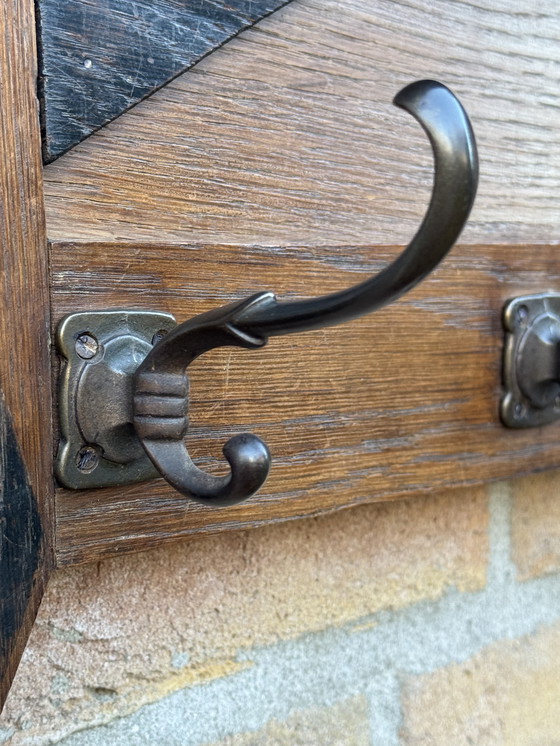 Image 1 of Porte-manteau de l'école d'Amsterdam | vers 1920 | Chêne massif | Une pièce qui attire tous les regards