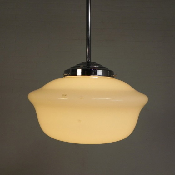 Lámpara colgante Art Déco con pantalla de cristal blanco, década de 1930. – Lámparas colgantes, Brass (photo 12 of 18)