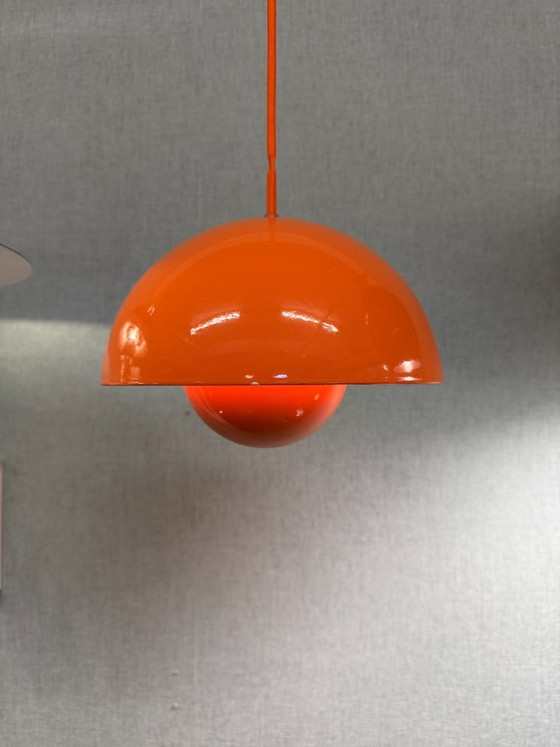 Pot de fleurs Louis Poulsen VP1 – Verner Panton – émail orange – Suspensions, Metal (photo 3 of 9)