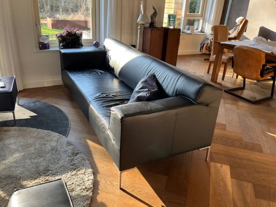 Image 1 of 2 zits en 3,5 zits design on stock bloq banken, zwart leer met voetenbank leer paars. Zelf op te komen halen. Omgeving Gouda