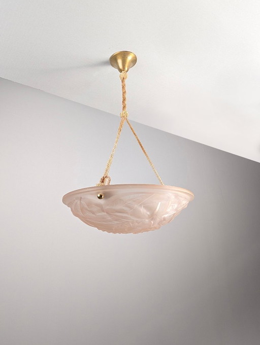 French Art Deco Pink Molded Glass Pendant Light by Degué, Floral Motif, 1930s – hanglampen, Textile (photo 2 of 11)