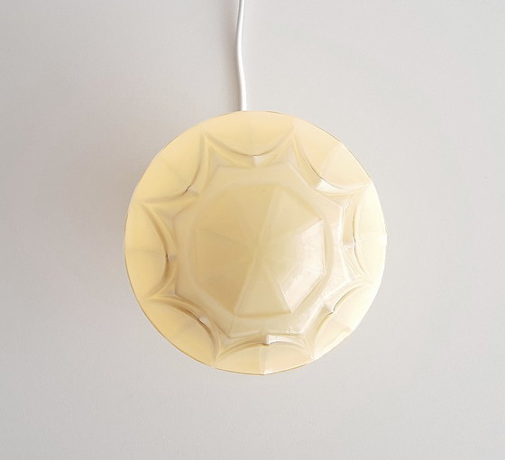 Image 1 of 1 van 2 beige vanille glazen art deco plafondlampen van Thabur in Den Haag, small variant, art deco lamp glazen bol; NOG 2 BESCH