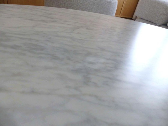 Image 1 of "Grasshopper Coffee Table" in satin-finish Statuarietto marble by Knoll, designed by Piero Lissoni - 120 cm
