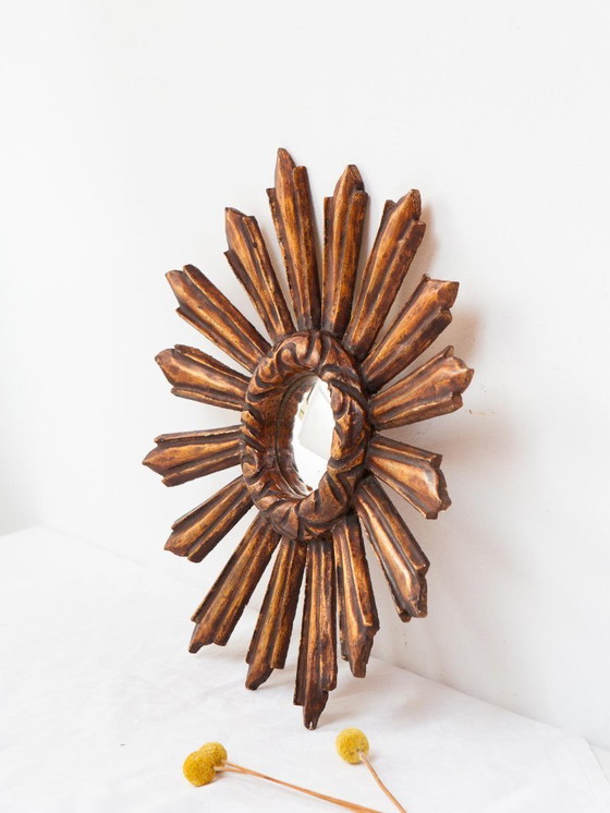 Image 1 of Vintage heksenogenzonnespiegel, goudkleurig hout, circa 1900 (39 cm)