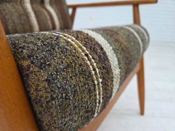 Image 1 of Fauteuil danois des années 1970, en bois de hêtre, recouvert de tissu d'ameublement en laine.