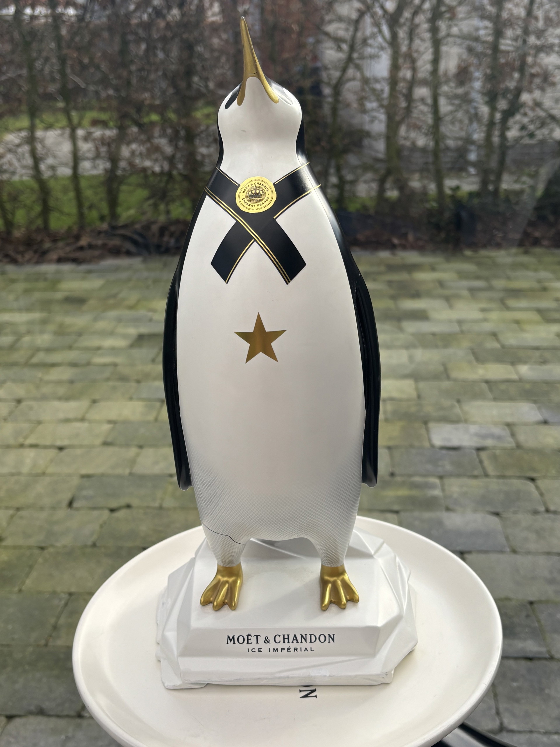 Original display Penguin Moët & Chandon Ice Imperial | €300 | Whoppah