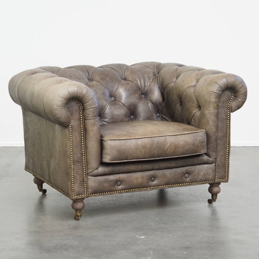 Fauteuil club à l'anglaise chesterfield en cuir de vachette gris sur roulettes