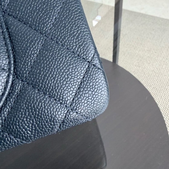 Image 1 of Chanel 2.55 Reissue 227 - Caviar trapuntato blu scuro, hardware in argento rutenio, serie 19