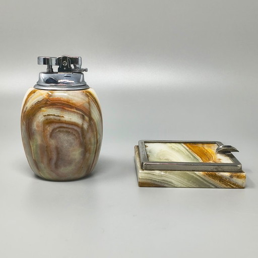 Juego de fumar italiano de ónix de mediados de siglo, de la década de 1960, con encendedor de mesa y cenicero.
