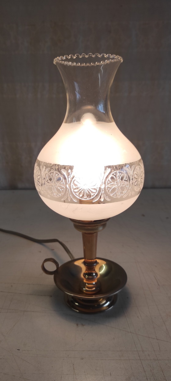 Image 1 of Lámpara de mesa de latón dorado y cristal - mediados del siglo XX