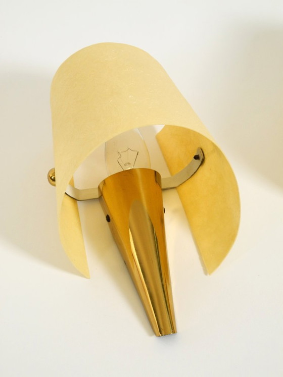 Image 1 of Una coppia di eccezionali applique da parete in ottone in stile Mid-Century Modern con paralumi in fibra di vetro.