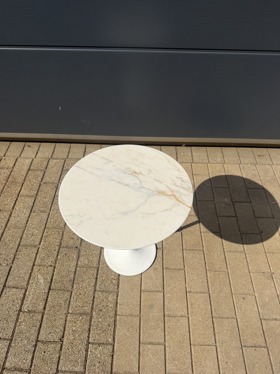 Image 1 of Knoll Tulip Beistelltisch aus Calacatta Gold (Oro) Marmor in NEUEM ZUSTAND! Eero Saarinen