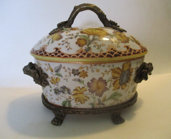 Image 1 of Toussi Court, Bonbonnière, ceramica con manici in bronzo, decorata con fiori.