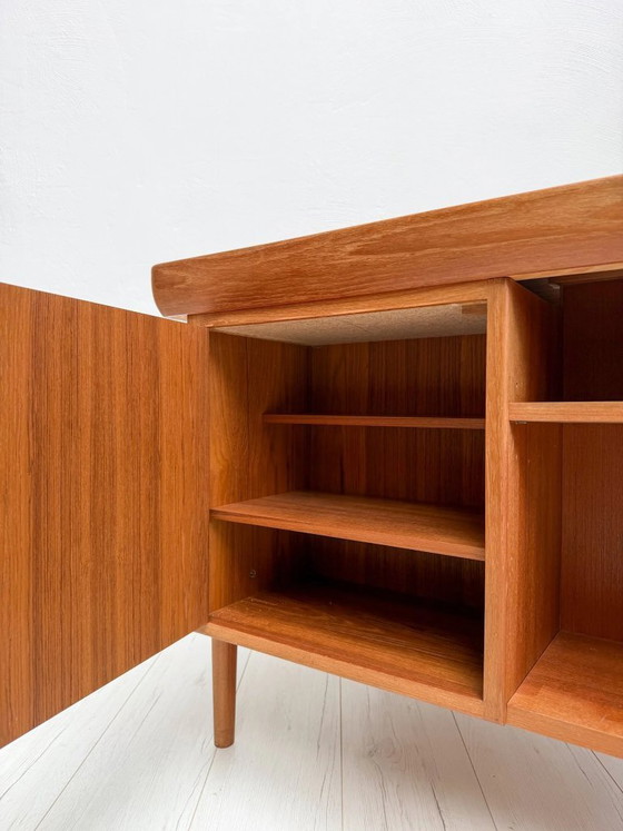 Image 1 of Vintage Deens design teakhouten directiebureau van Ib Kofod-Larsen, mid-century modern schrijfbureau, jaren 60