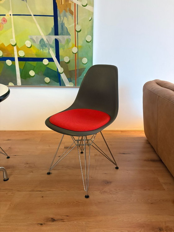 Image 1 of 3x vitra eames eetkamer stoelen
