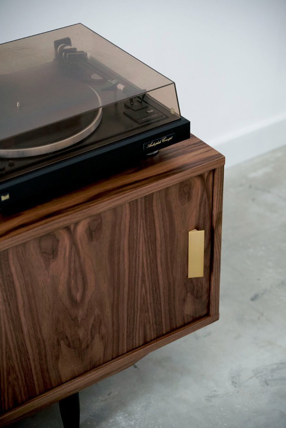 Image 1 of Notenhouten dressoir O-S01 schuifdeur en 2 laden 240