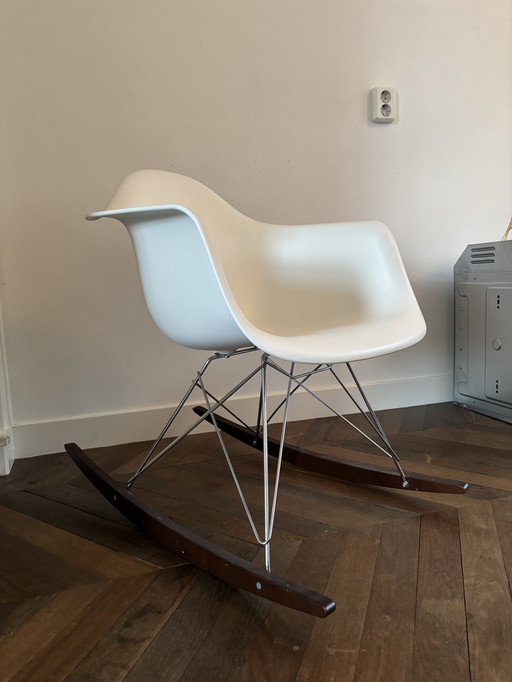 Silla mecedora Vitra Eames RAR, blanca, cromada, madera de arce