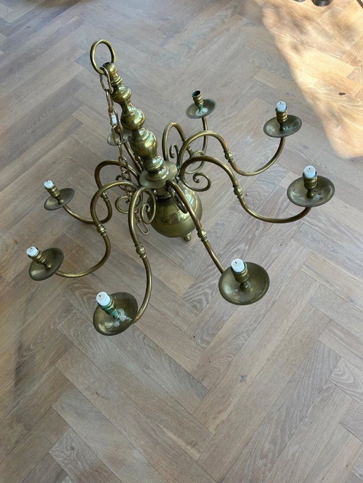 Lampadario in ottone dal design vintage – 8 punti luce – un elemento di grande atmosfera