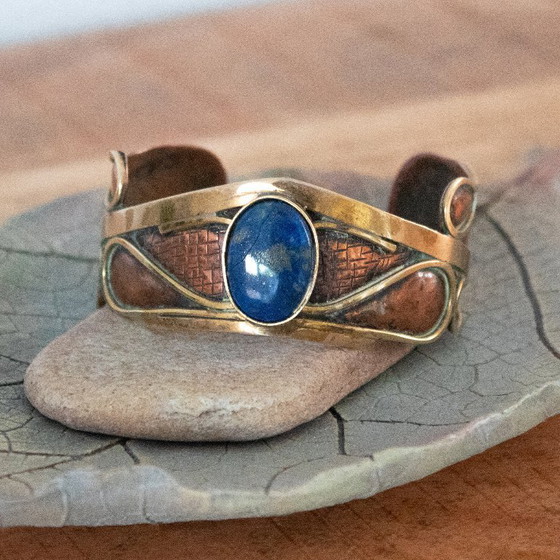 Image 1 of Bracelet manchette en laiton, cuivre et lapis-lazuli