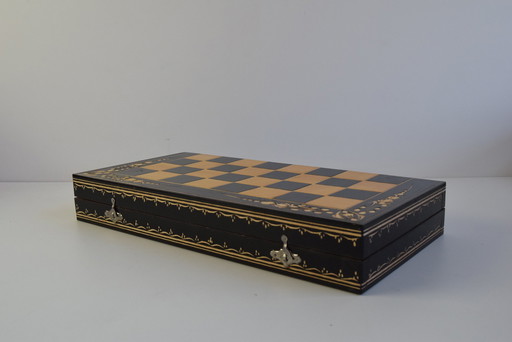 Jeu d'échecs en bois vintage dans une boîte en bois fabriqué en Tchécoslovaquie